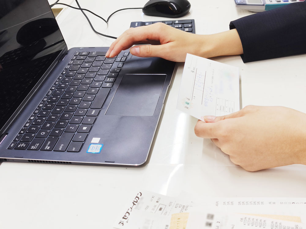 PCで記帳代行の入力風景